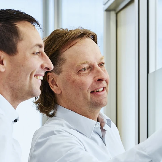 WSS Experten WSS Experten stehen an einer beschrifteten Glasscheibe und erklären Steuerrecht